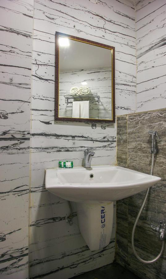 Treebo Address Inn, Banjara Hills ไฮเดอราบัด ภายนอก รูปภาพ