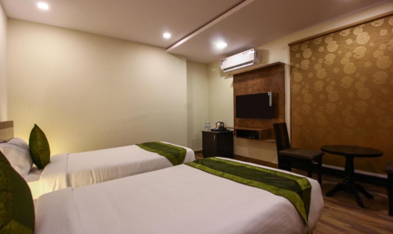 Treebo Address Inn, Banjara Hills ไฮเดอราบัด ภายนอก รูปภาพ