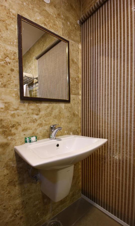 Treebo Address Inn, Banjara Hills ไฮเดอราบัด ภายนอก รูปภาพ