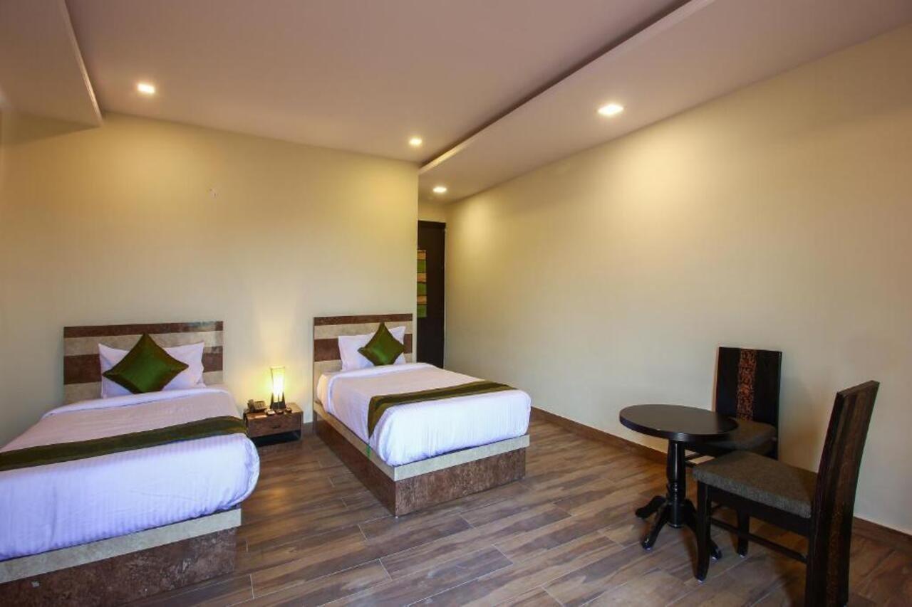 Treebo Address Inn, Banjara Hills ไฮเดอราบัด ภายนอก รูปภาพ