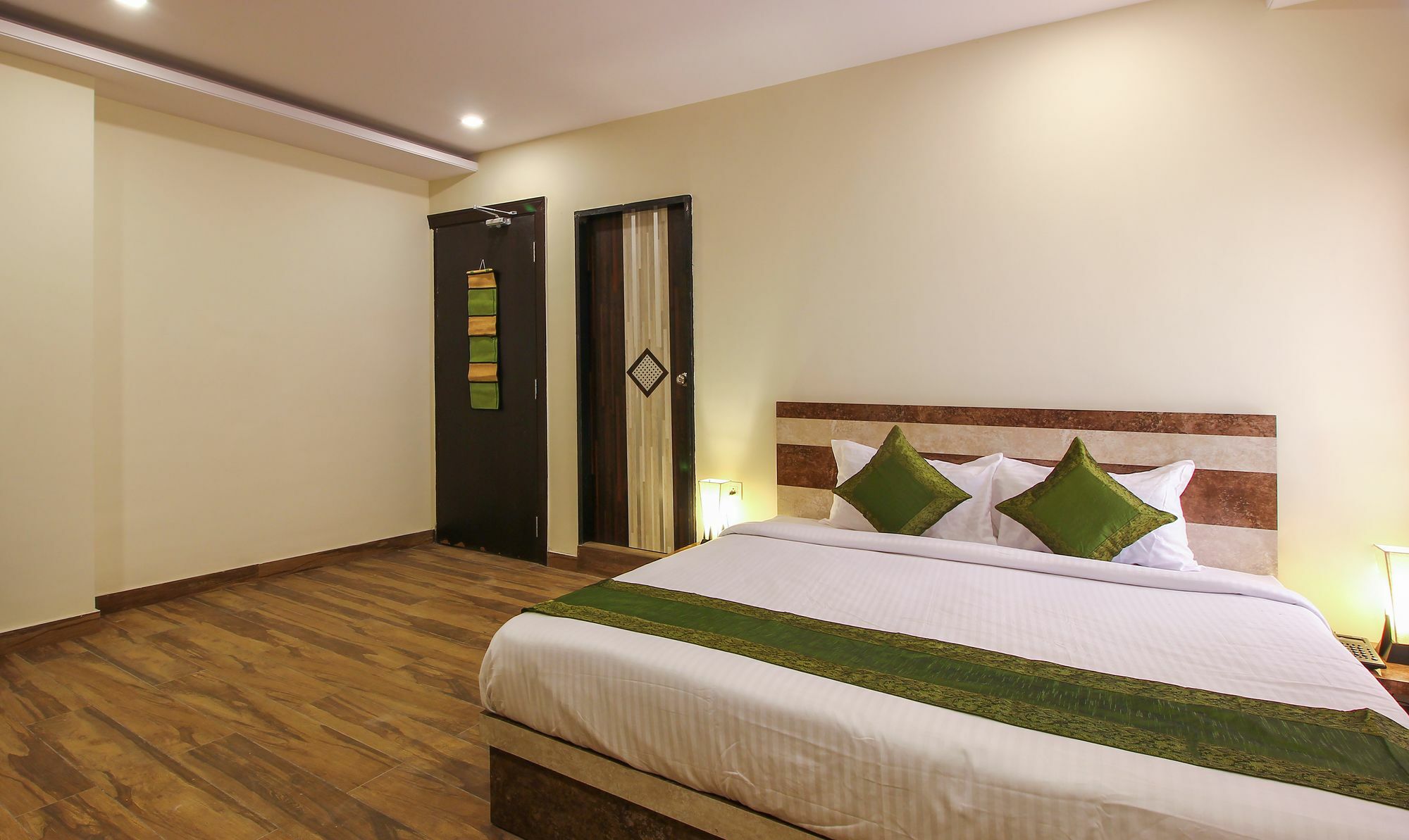 Treebo Address Inn, Banjara Hills ไฮเดอราบัด ภายนอก รูปภาพ